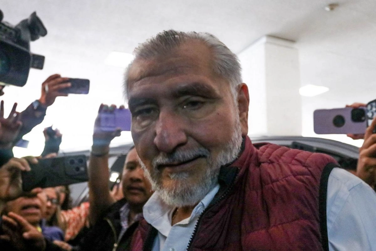 El senador Adán Augusto, coordinador de la JUCOPO en el Senado de la República, durante su llegada al Consejo Nacional VIII Sesión Extraordinaria de Morena en un hotel de la Ciudad de México. Foto 
