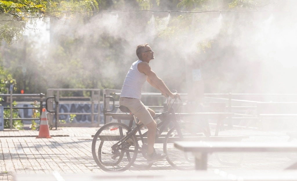 Los canales revisados promovían contenidos que socavan el consenso científico sobre el cambio climático. En la imagen, un ciclista en un parque de Montreal, Canadá. Foto Ap.