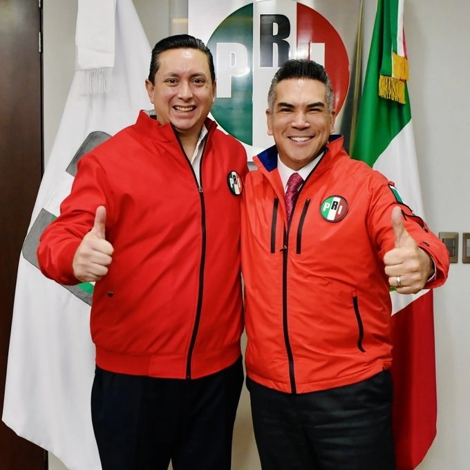 El diputado posa junto al dirigente nacional del PRI tras sumarse a las filas de ese partido. Foto tomada del perfil de X de Alejandro Moreno