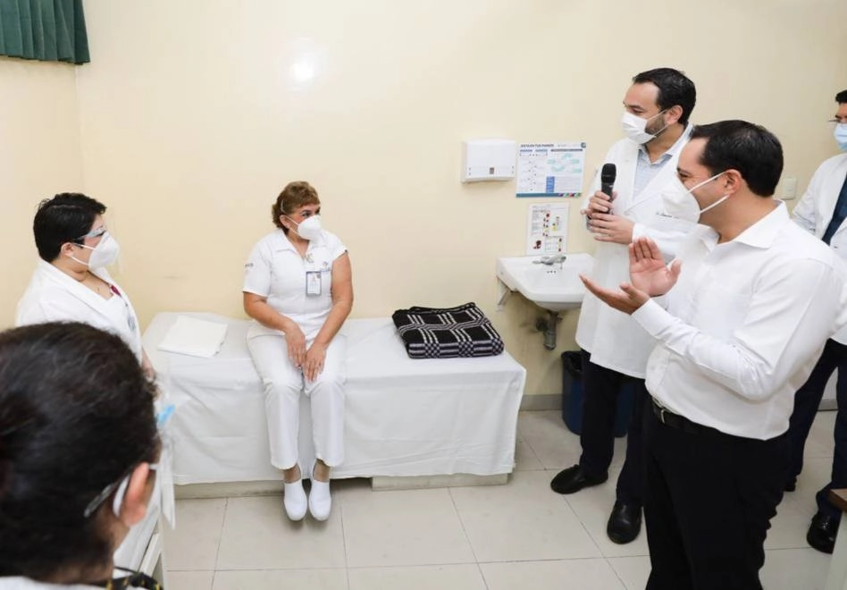 Mauricio Vila Dosal, gobernador de Yucatán asiste a la primera aplicación de vacuna anticovid en el estado. Foto Tomada del Twitter @MauVila
