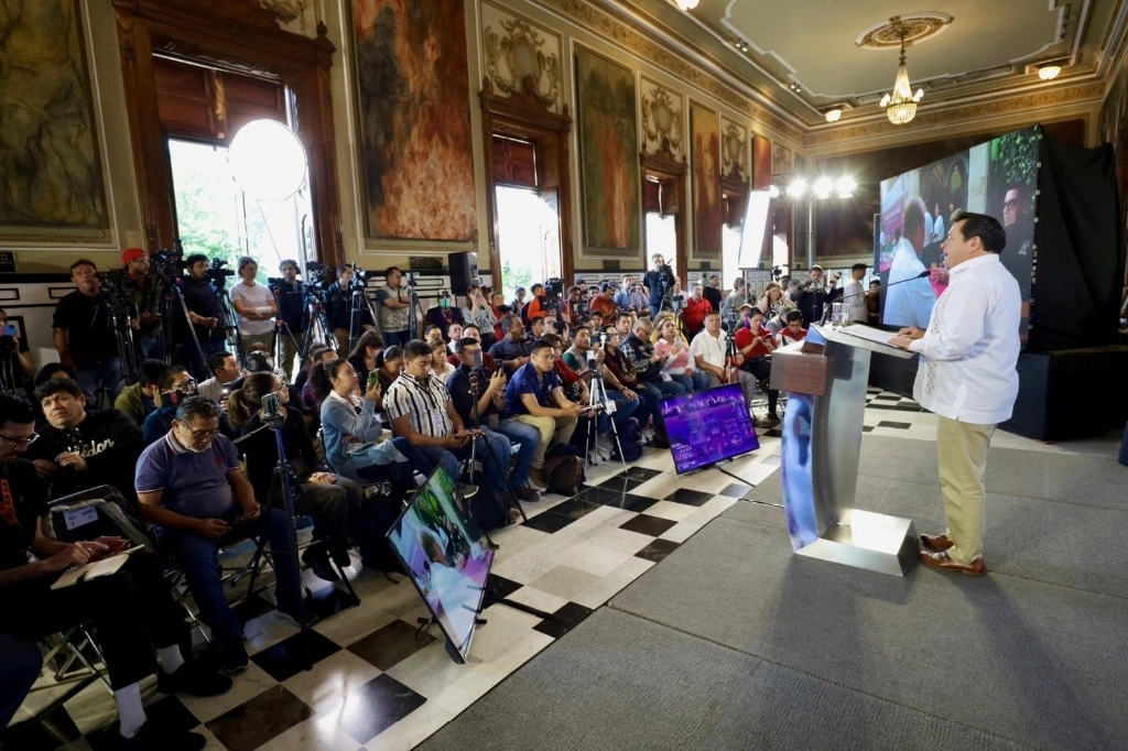 El gobernador de Yucatán, Joaquín Díaz aprovechó su conferencia matutina para dar a conocer sus resultados a cien días de su administración. Foto Luis Boffil