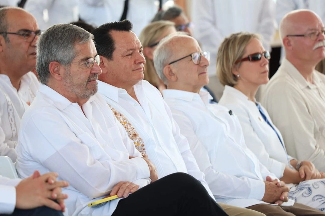 Durante el evento, el gobernador Joaquín “Huacho” Díaz Mena dio la bienvenida a las y los embajadores, reconociendo su interés por el desarrollo del estado y su participación en la construcción de puentes de entendimiento y cooperación.