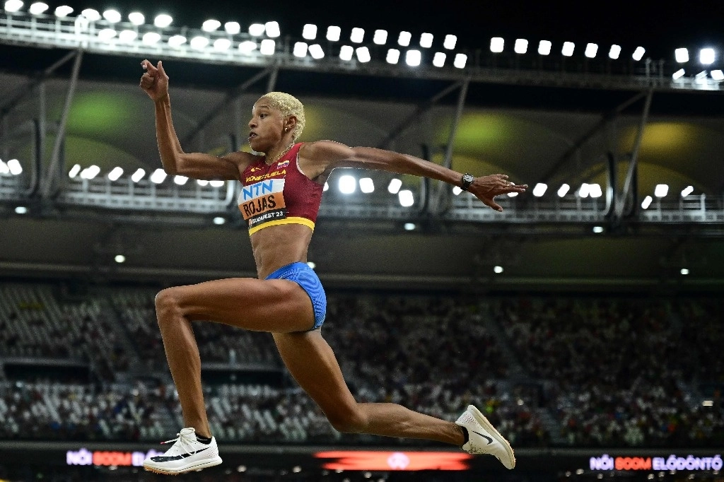 La campeona olímpica de atletismo Yulimar Rojas anunció que no participará de los Juegos Olímpicos de París 2024 después de haber sufrido una lesión en el tendón de Aquiles izquierdo. La imagen, del 25 de agosto de 2023. Foto Afp