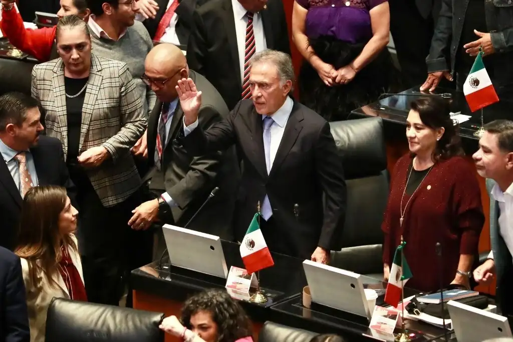 Miguel Ángel Yunes Linares, luego de tomar protesta en el Senado como suplencia del legislador Miguel Ángel Yunes Márquez, durante la sesión donde se analizará la reforma judicial, el 10 de septiembre de 2024. Foto Luis Castillo