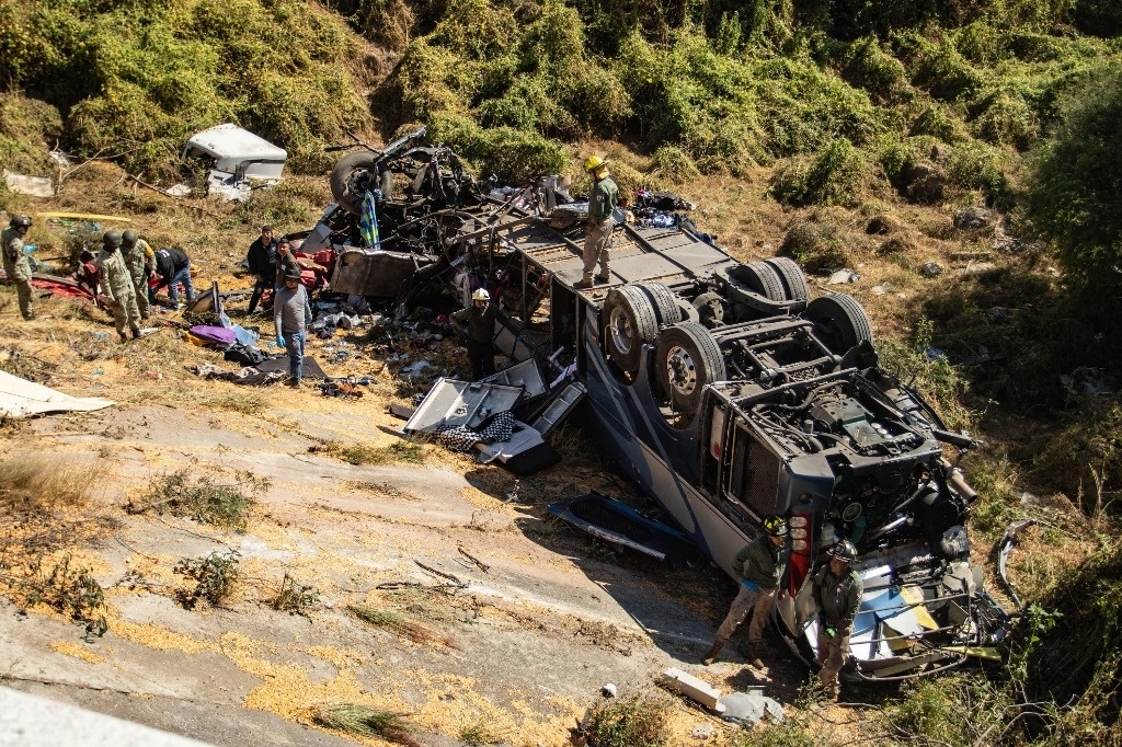El vehículo de Omnibus de México se dirigía a Ciudad Juárez. Sus 25 ocupantes habían abordado en tres paradas de Nayarit y Jalisco. Reportan heridos con traumas severos. Foto Cuartoscuro