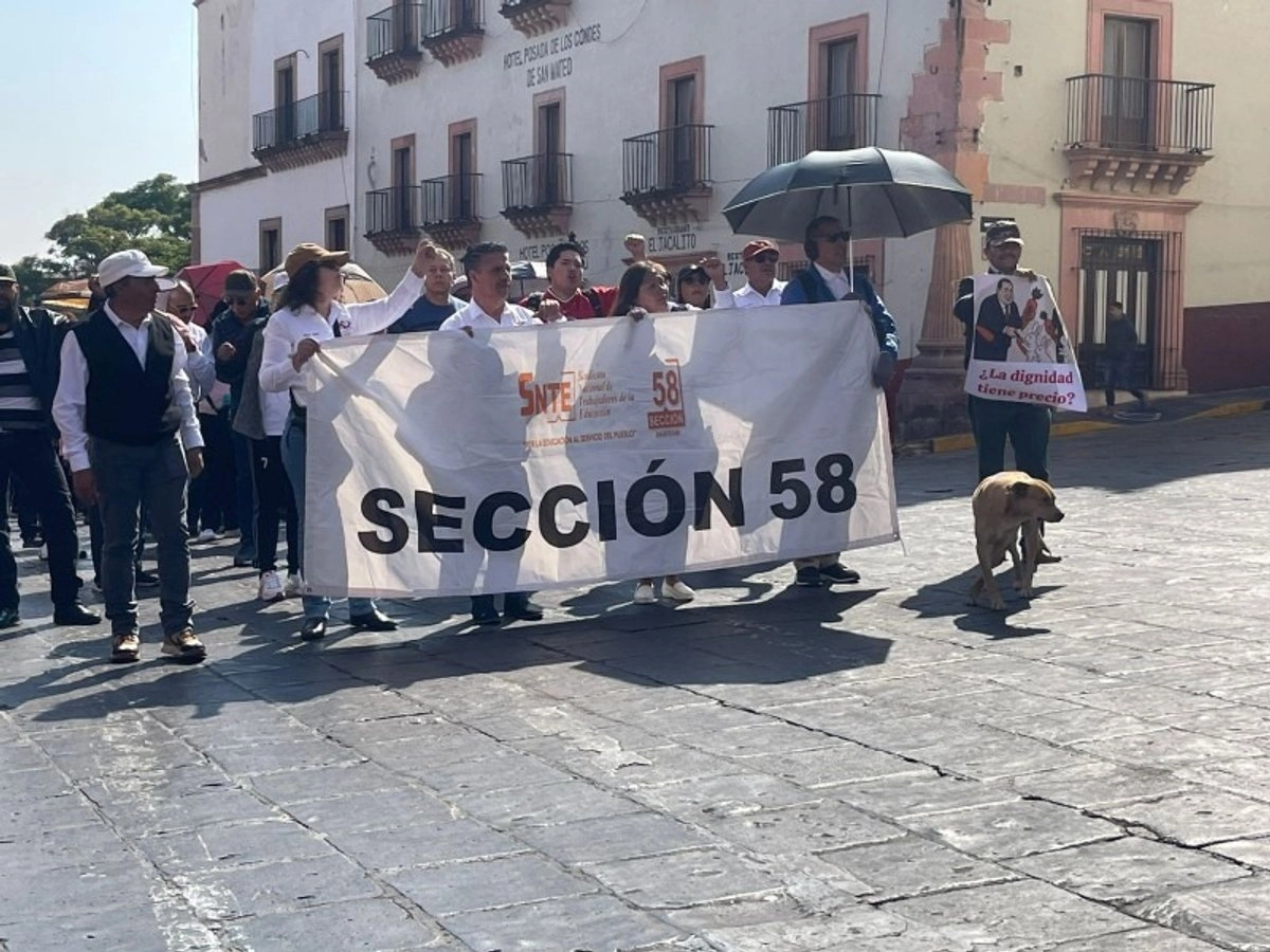 Docentes de la sección 58 del SNTE rechazan su traslado a la nómina federal, acusando que perderán sus actuales prestaciones. Foto