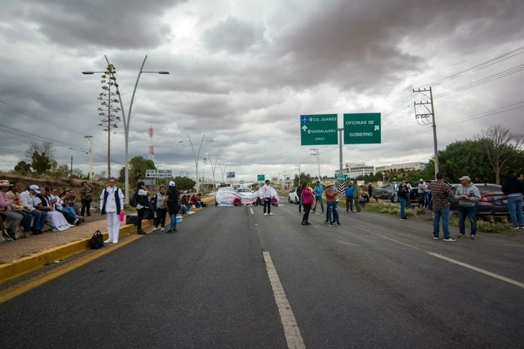 Desde el lunes, los empleados de la Fiscalía de Zacatecas mantienen tomadas las oficinas de la dependencia. Foto tomada de X @lajornadazac.