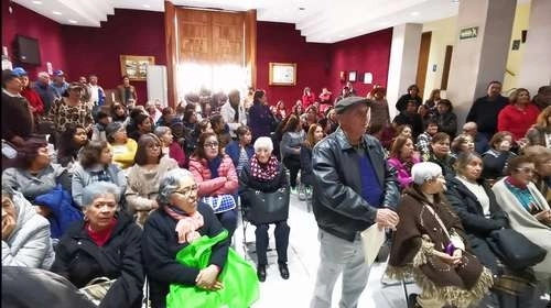 Trabajadores jubilados se manifestaron ayer en el Congreso de Zacatecas para exigir a las autoridades del Instituto de Seguridad y Servicios Sociales de los Trabajadores del Estado (Issstezac) el pago de la segunda parte del aguinaldo. Foto Alfredo Valadez