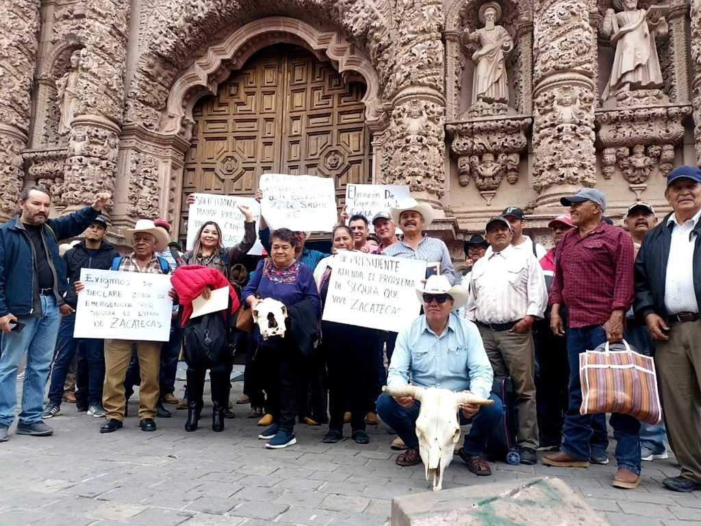 Agricultores y productores de Zacatecas se reunieron para partir en caravana rumbo a Palacio Nacional en la CDMX. Foto Alfredo Valadez