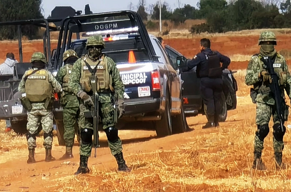 Elementos del Ejército y policías locales resguardan la zona donde fue ultimado ayer el delegado de la comunidad de Noria de Gringos, municipio de Morelos, 15 kilómetros al norte de la capital de Zacatecas. Foto Alfredo Valadez
