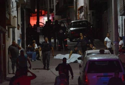 Dos jóvenes fueron ejecutados por un comando la noche del lunes en el municipio de Guadalupe, conurbado a la capital de Zacatecas, en una violenta jornada que dejó ese día 16 asesinados en la entidad. Foto Alfredo Valadez Rodríguez