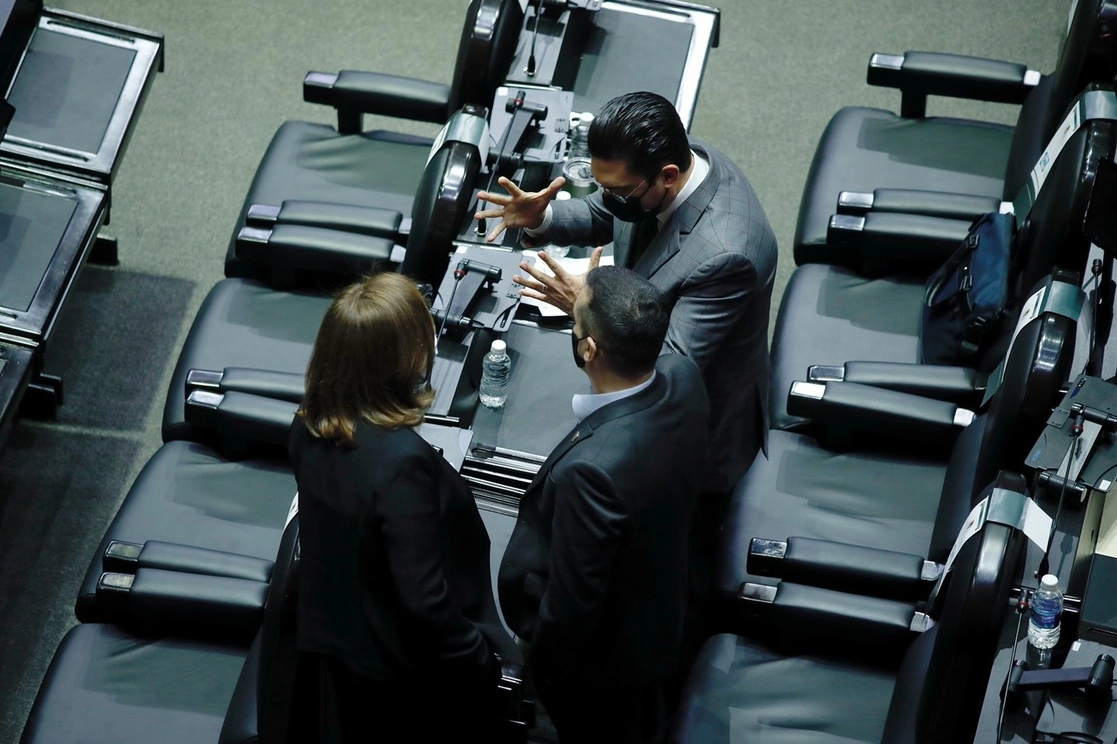 La legisladora del PAN, Margarita Zavala, platica con el coordinador del grupo parlamentario del mismo partido, Jorge Romero, durante la sesión ordinaria en la Cámara de Diputados, en la Ciudad de México, el 23 de febrero de 2022. Foto Cristina Rodríguez