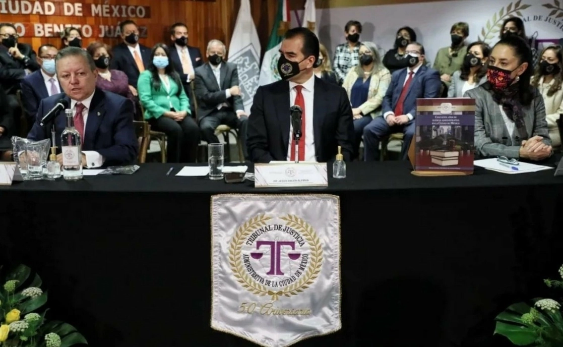 Arturo Zaldívar, Jesús Anlén Alemán y Claudia Sheinbaum, durante el acto por el medio siglo del TJA de la capital. Foto cortesía del Gobierno de la CDMX