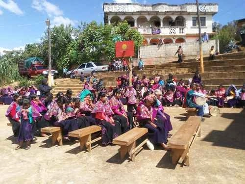 Indígenas tzotziles en la comunidad de Elambó Bajo, perteneciente a la alcaldía de Zinacantán, Chiapas, sede también del municipio autónomo Vicente Guerrero. Foto Elio Henríquez / Archivo