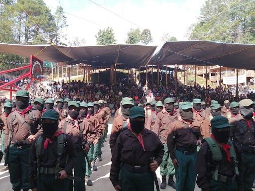 El EZLN inauguró ayer el "Encuentro de arte, rebeldía y resistencia hacia el día después", donde convocó a imaginar el nuevo mundo que queremos. "El arte en el sistema capitalista es de muerte para la gente del campo y la ciudad y también para la naturaleza, por eso debemos pensar qué es lo que nos va a hacer sobrevivir", subrayó el 'subcomandante Moisés' en la comunidad de Winictón, municipio de Tenejapa, Chiapas, ante más de mil personas. 