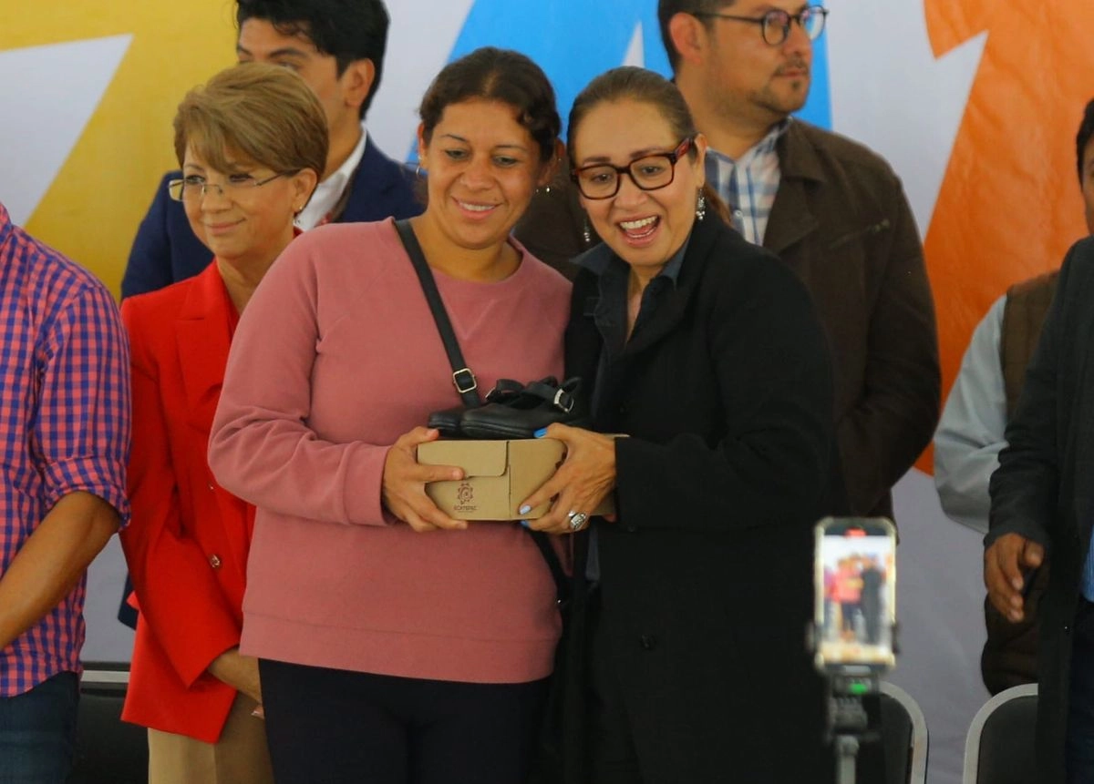 Autoridades municipales de Ecatepec entregaron los primeros zapatos escolares como parte del programa "Zapatón" que busca apoyar la economía de los hogares durante el regreso a clases. Foto 
