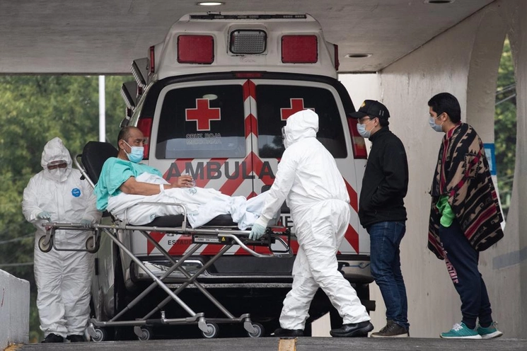 Una ambulancia traslada a un paciente al área de Urgencias del Hospital General de Zona 1-A "Venados" durante la "nueva normalidad", en la alcaldía Benito Juárez, CDMX. Foto Pablo Ramos