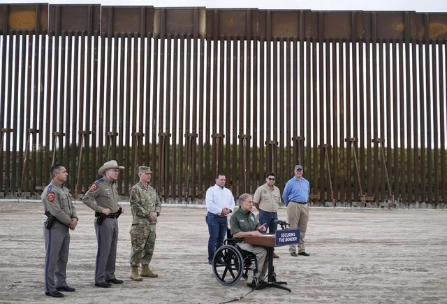 El gobernador de Texas, Greg Abbott (c) durante una visita a San Benito, Texas, cerca de un sitio de construcción de una valla fronteriza. Foto Ap