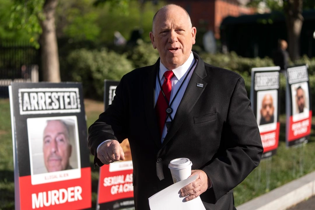 El zar fronterizo de la Casa Blanca, Tom Homan, se retira tras una entrevista televisiva en la Casa Blanca, el lunes 28 de abril de 2025, en Washington. 