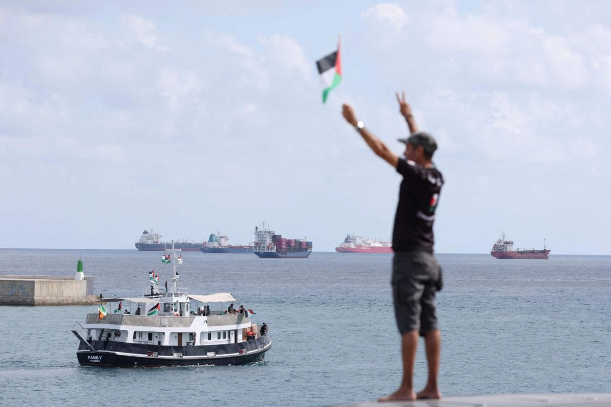 Unas 400 personas partieron ayer de Barcelona a bordo de una treintena de embarcaciones, con el propósito de llevar ayuda y hacer un llamado internacional para detener el genocidio en Gaza. Se espera que la Global Sumud Flotilla, que hará escalas en algunos puertos –donde se sumarán más naves–, arribe al enclave a mediados de este mes. 