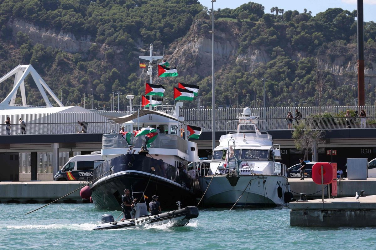 Un barco de la flotilla civil, que transporta a activistas propalestinos y ayuda humanitaria, con el objetivo de romper el bloqueo israelí de la Franja de Gaza, en el puerto de Barcelona, el 1 de septiembre de 2025.