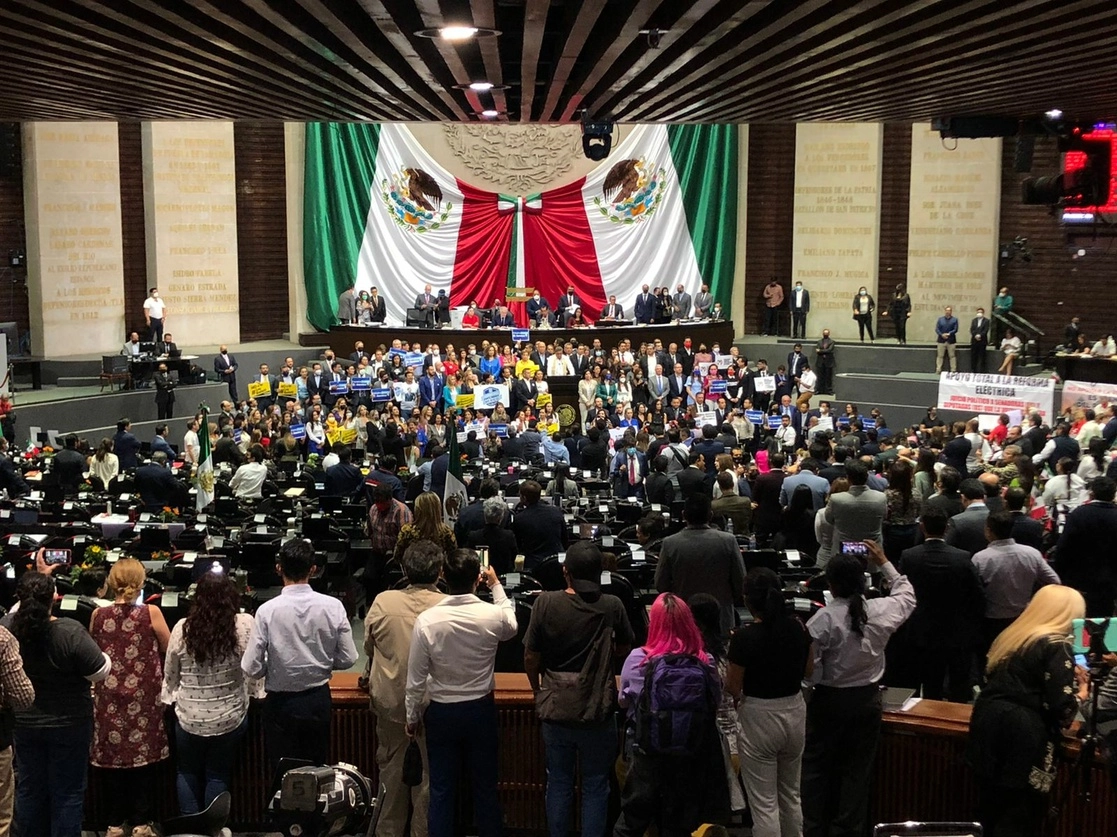 Legisladores de la Cámara de Diputados discuten, en sesión ordinaria, la iniciativa de reforma eléctrica, ayer domingo 17 de abril de 2022. Foto Luis Castillo