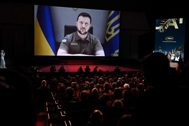 El presidente ucranio, Volodimir Zelenski, se dirigió por videoconferencia a la gala inaugural del 75º Festival de cine de Cannes, para pedir el apoyo a su país ante la invasión rusa. Foto Afp 