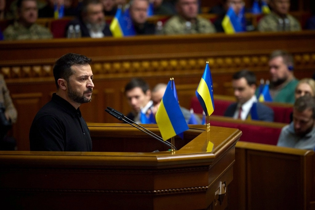 El presidente de Ucrania, Volodymir Zelensky, habla ante los integrantes del parlamento de su país, en Kiev, el 16 de octubre de 2024. Foto Servicio de prensa del presidente de Ucrania vía Ap 