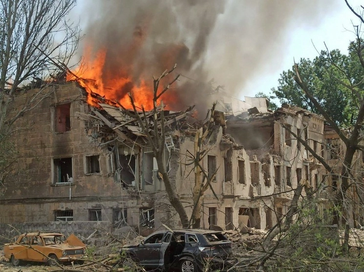 Edificio impactado en el último ataque ruso a la ciudad de Dnipro, en el centro de Ucrania, el 26 de mayo de 2023. Foto Afp 