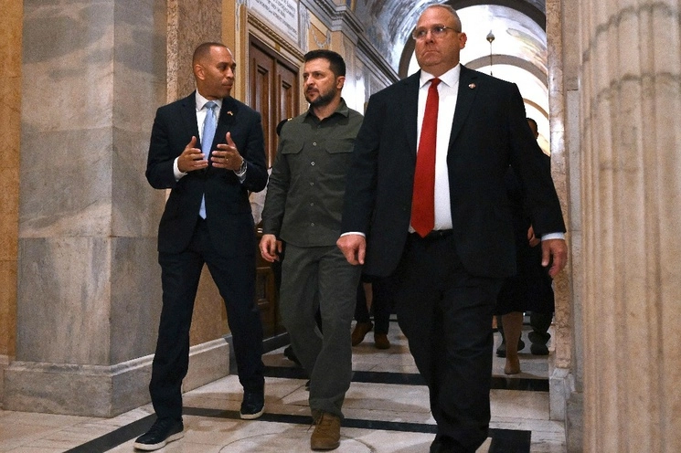Volodymir Zelensky, presidente de Ucrania junto Hakeem Jeffries (izquierda) líder de la minoría de la Cámara de Representantes de EU. Foto Afp