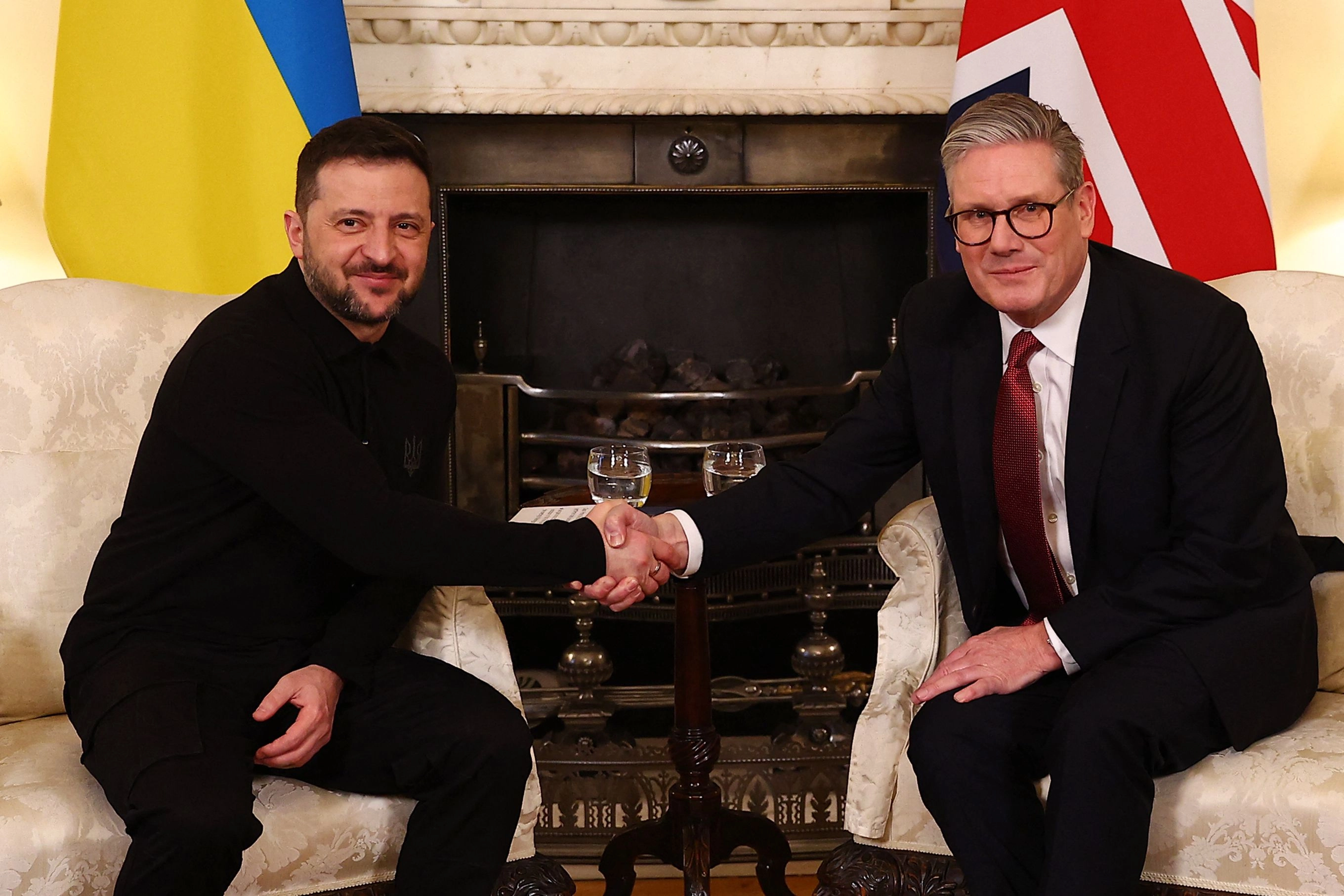 El primer ministro británico Keir Starmer (derecha) se reunió ayer con el presidente ucranio Volodymir Zelensky ayer en Londres. Foto