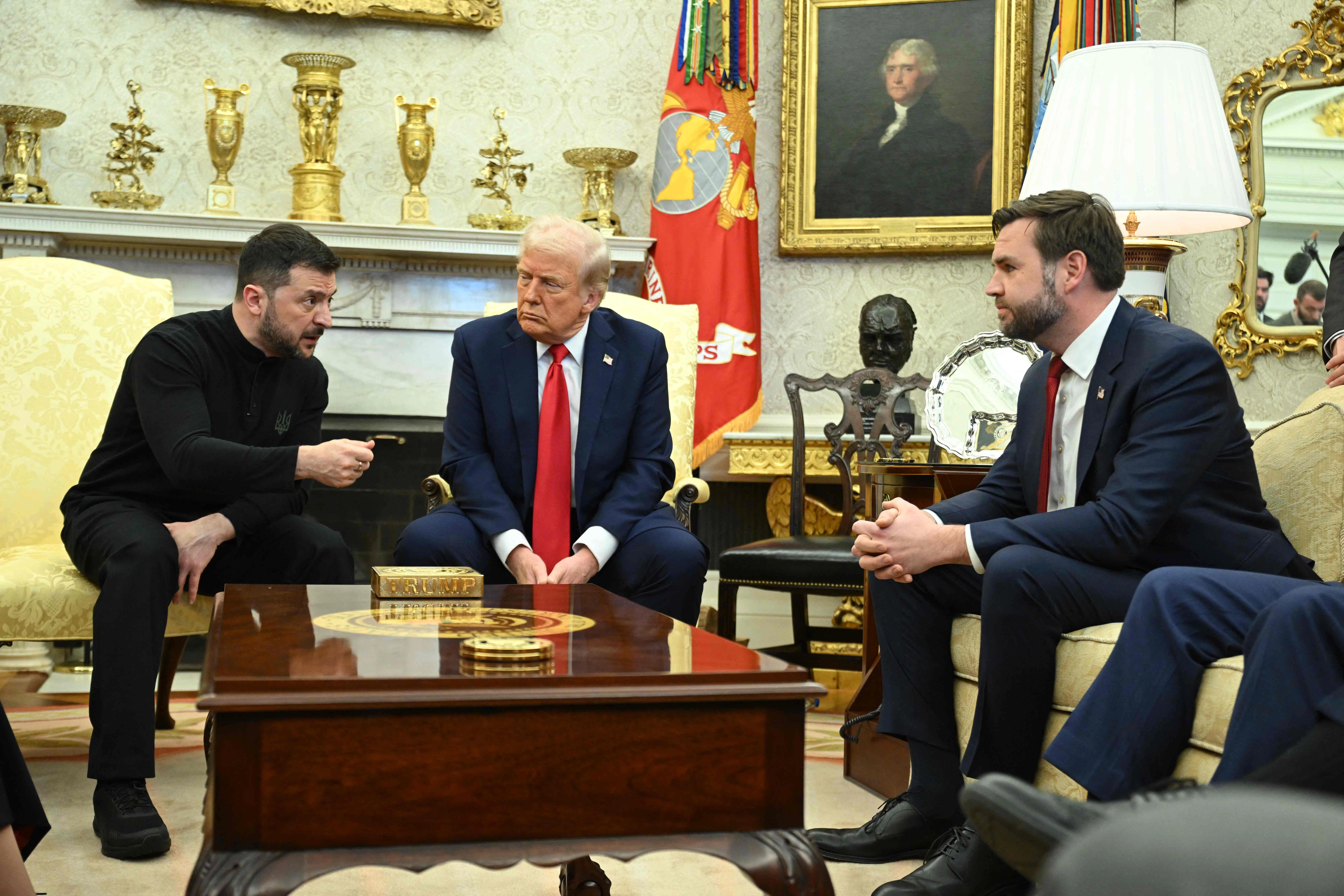 El presidente de Ucrania, Volodymir Zelensky, el mandatario de EU, Donald Trump, y el vicepresidente estadunidense, JD Vance, durante la tensa reunión en la Casa Blanca, el 28 de febrero de 2025. Foto 