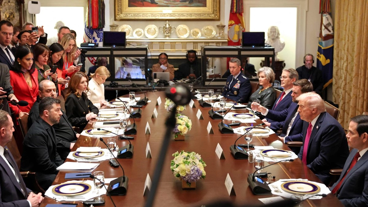 El presidente de Estados Unidos, Donald Trump, se reúne con el presidente ucraniano, Volodymir Zelensky en la Sala del Gabinete de la Casa Blanca en Washington, DC, el 17 de octubre de 2025.