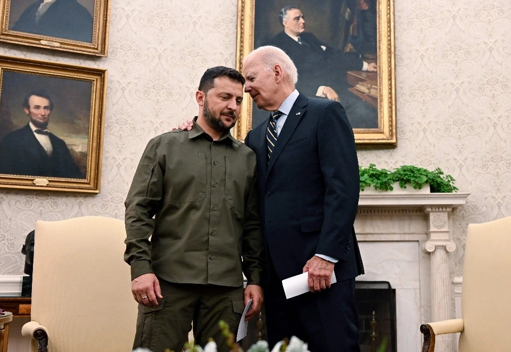 Volodymir Zlensky, presidente de Ucrania con su homólogo estadunidense, Joe Biden, en la Oficina Oval de la Casa Blanca en Washington, DC, el 21 de septiembre de 2023. Foto Afp