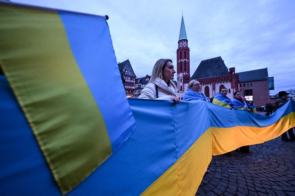 Manifestantes participan en una manifestación en apoyo de Ucrania, para conmemorar el tercer año de la invasión militar rusa a Ucrania, en Frankfurt, oeste de Alemania, el 24 de febrero de 2025. Foto Afp