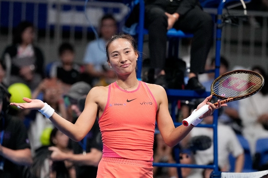 Zheng Qinwen de China hace un gesto después de ganar contra Sofia Kenin de Estados Unidos en el partido final del torneo de tenis femenino Pan Pacific Open en el Coliseo Ariake, en Tokio, el 27 de octubre de 2024. Foto Ap