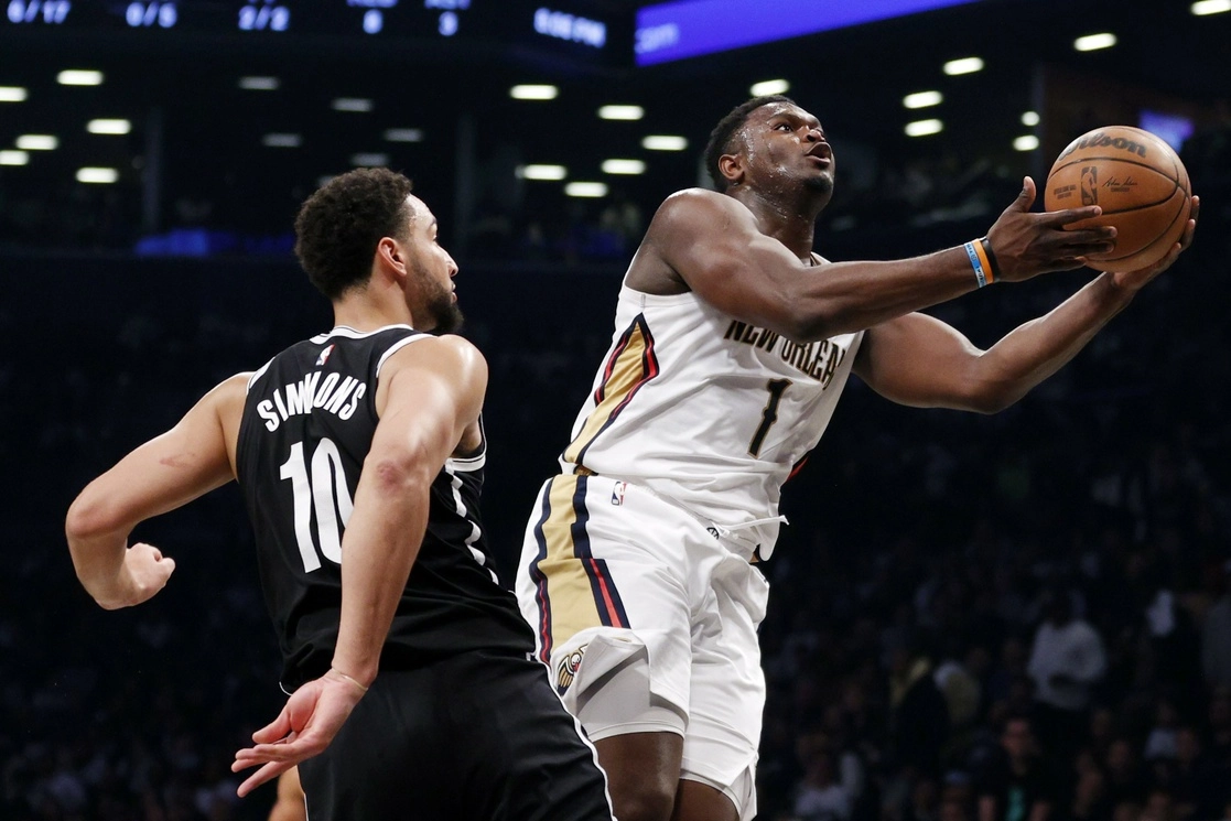 Zion Williamson de los New Orleans Pelicans va a la canasta mientras Ben Simmons de los Brooklyn Nets defiende. Foto Afp