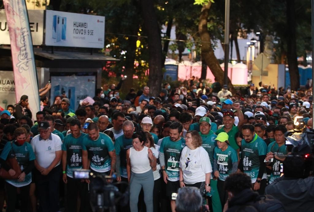 El director del IMSS, Zoé Robledo, participó en la prueba de cinco kilómetros de la Carrera Familiar. Foto Alfredo Domínguez