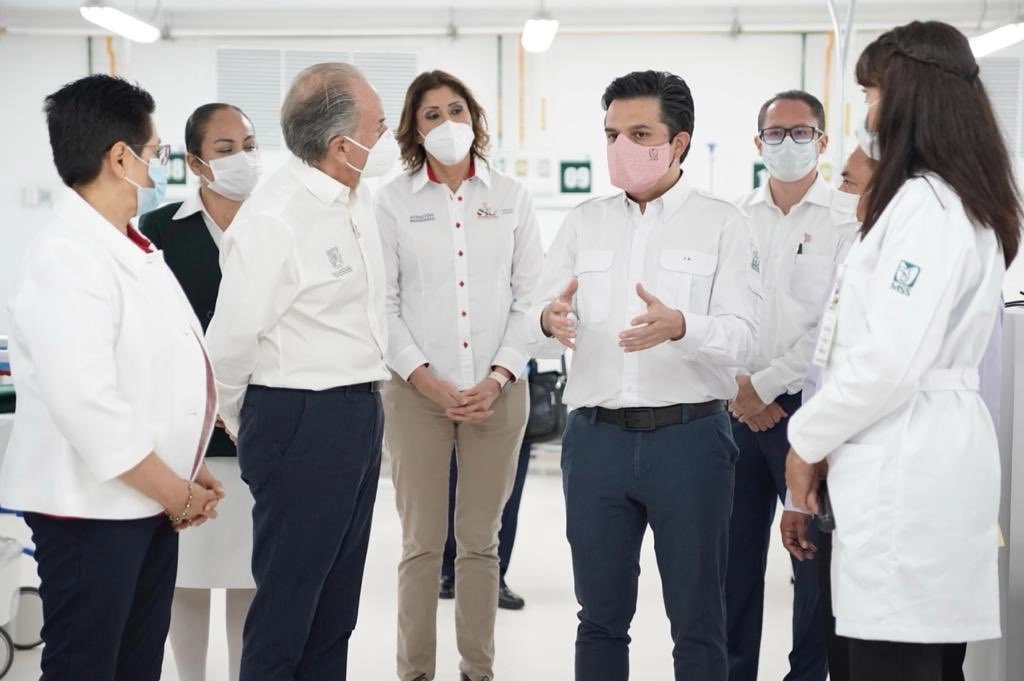 Zoé Robledo, director del IMSS y Juan Manuel Carrera López, gobernador de San Luis Potosí, en el hospital de convalecencia Covid-19. Foto Twitter @zoerobledo