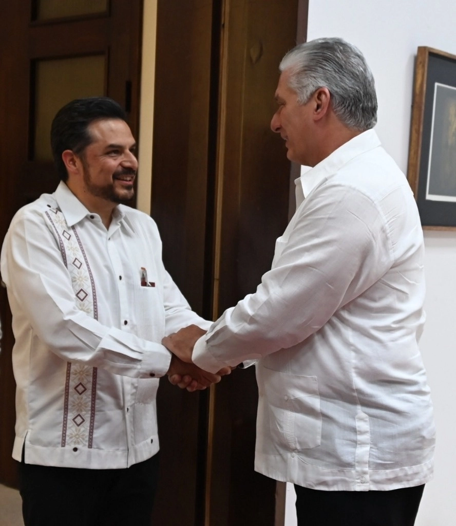 Zoé Robledo, director general del IMSS y el presidente de Cuba, Miguel Díaz-Canel, durante su reunión en el Palacio de la Revolución en La Habana. Foto Tomada de X @DiazCanelB