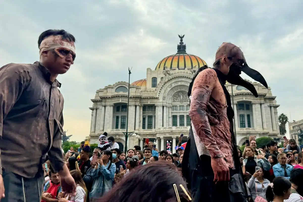 Las calles del primer cuadro de la capital se llenaron de zombies, todos ellos dispuestos a recorrer las calles del Centro y pasar un fin de semana ameno. Foto