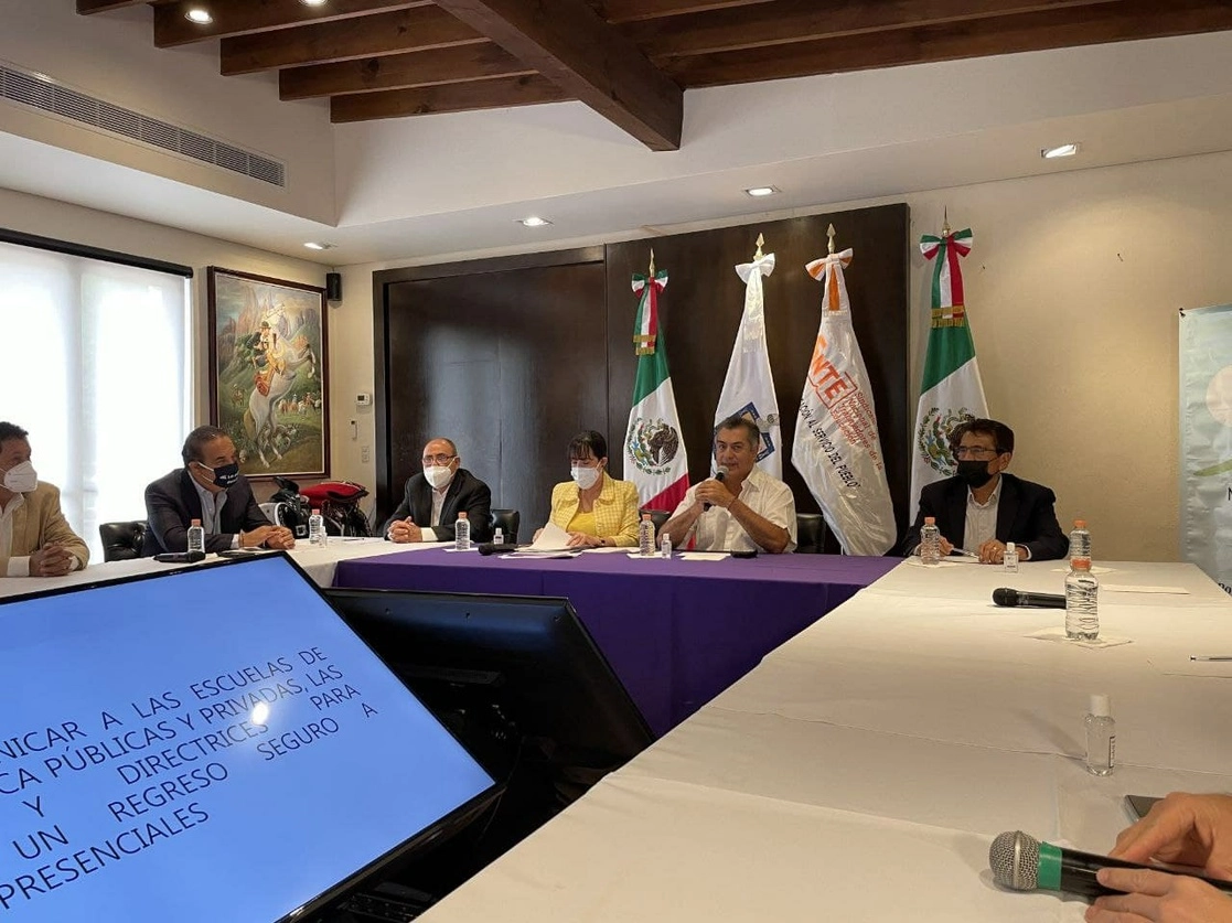 El gobernador de Nuevo León, Jaime Rodríguez Calderón ‘El Bronco’, en rueda de prensa sobre el regreso a clases presenciales, el 17 de junio de 2021. Foto tomada del Twitter de @nuevoleon