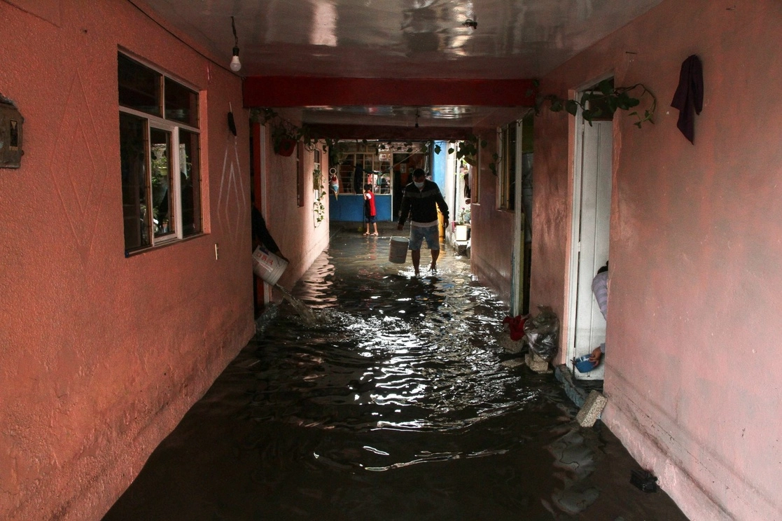 Decenas de viviendas y negocios de la colonia 20 de Noviembre, en el municipio de Ixtapaluca, se vieron afectadas por la tormenta que cayó la noche del miércoles y la madrugada del jueves en la zona oriente del estado de México. Foto Cuartoscuro