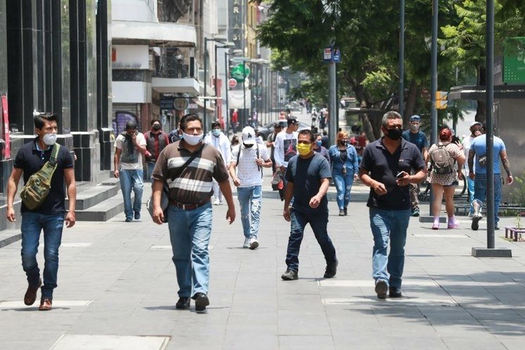 Capitalinos salen a caminar en vías primarias de la metrópoli, como avenida Juárez. Foto María Luisa Severiano