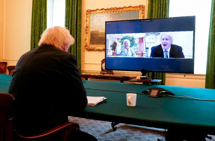  Boris Johnson, primer ministro británico, durante una charla por esa plataforma. Foto Afp