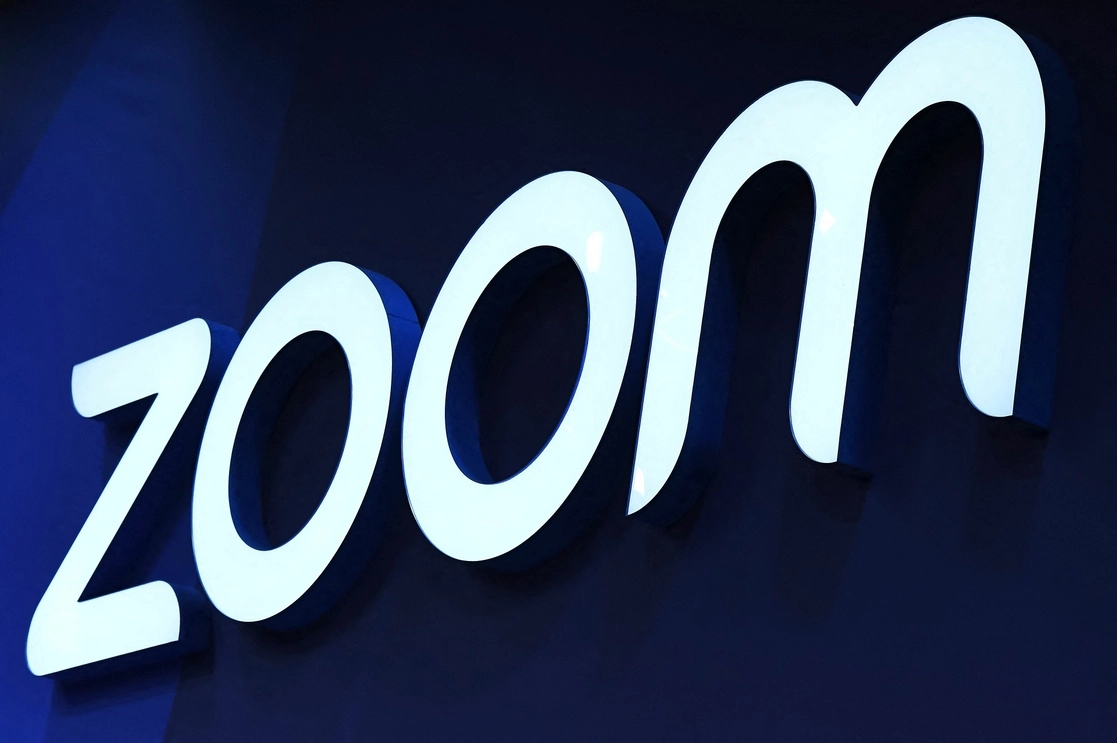 Zoom Video Communications anunció que recortará 15% de su fuerza laboral, o alrededor de mil 300 puestos de trabajo, y que reducirá el salario base de sus ejecutivos de alto rango debido a una desaceleración de la demanda por sus servicios de videoconferencia. Foto Afp