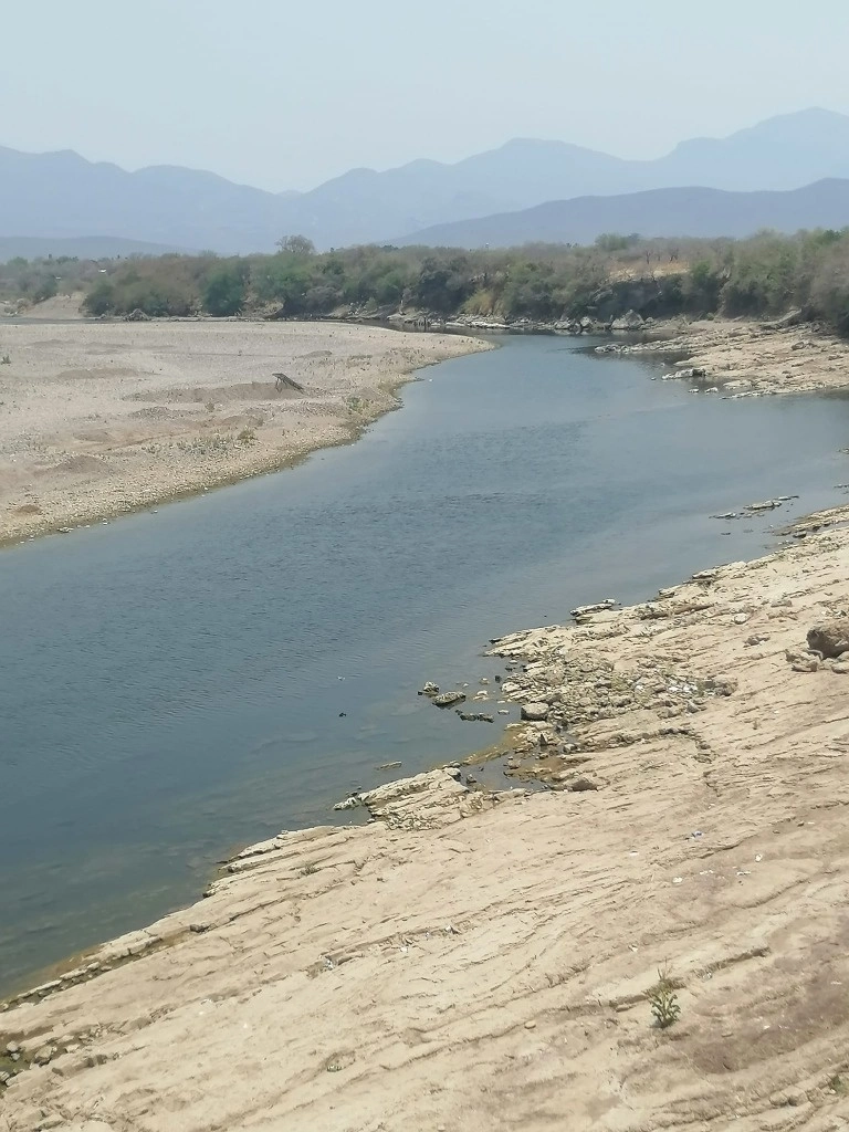 Autoridades estatales y federales pronosticaron que para enero pasado el río Balsas iba a registrar 178 millones metros cúbicos en su caudal y sólo alcanzó 100 millones. En enero de 2023 la cifra fue de 120 millones de metros cúbicos. Foto tomada del perfil de Facebook de Roel Ávila Baltazar



