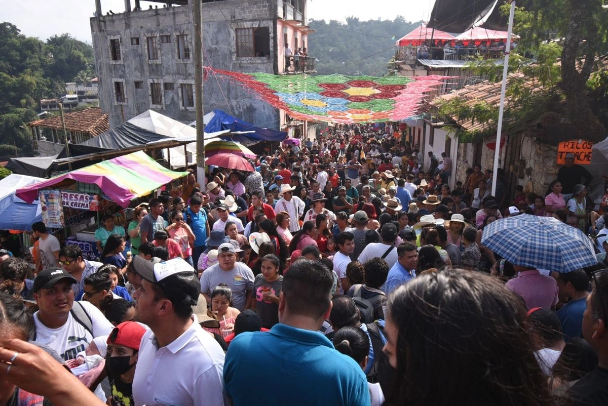 Habitantes de Zococolco, Veracruz, durtante el Festival Internacional de globos de papel china, en noviembre de 2022. Foto 