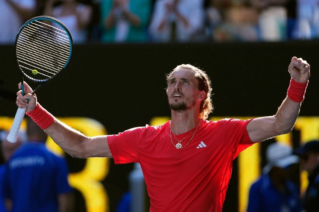 El tenista alemán Alexander Zverev, número dos del mundo, avanzó a las semifinales del Abierto de Australia al imponerse 7-6, 7-6, 2-6, 6-1 ante el estadunidense Tommy Paul, el 21 de junio de 2025. Foto Ap