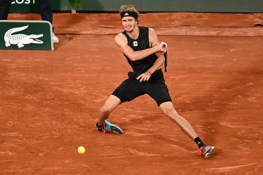 "Es un sueño, pero al mismo tiempo es muy triste", lamentó Rafael Nadal, quien clasificó a su decimocuarta final del Abierto de Francia, después de que el alemán Alexander Zverev, tercero del mundo, se retiró por una grave torcedura del tobillo derecho. Foto Afp
